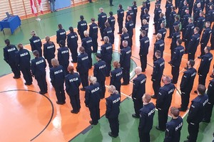 sala gimnastyczna Oddziału Prewencji Policji w Łodzi, uroczystość ślubowania nowo przyjętych policjantów, kolumna policjantów, widok z góry
