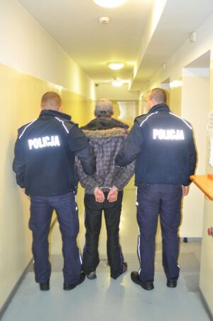 policjanci z zatrzymanym