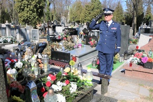 Cmentarz przy ul. Ogrodowej, komendant wojewódzki oddaje honor poległym policjantom.