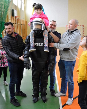 Teren oddziału prewencji policji w Łodzi, wizyta ukraińskich dzieci, zabawa na sali gimnastycznej.