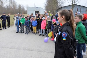 Teren oddziału prewencji policji w Łodzi, wizyta ukraińskich dzieci, pokaz tresury psów.