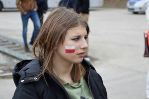 Teren oddziału prewencji policji w Łodzi, wizyta ukraińskich dzieci, dziewczynka z pomalowaną buzią.