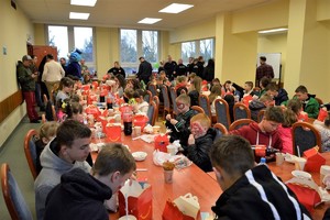 Teren oddziału prewencji policji w Łodzi, wizyta ukraińskich dzieci, wspólny posiłek.