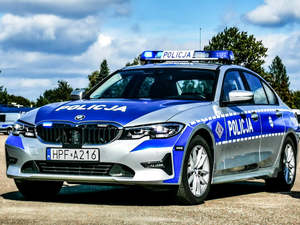 Policyjny radiowóz oznakowany marki BMW.