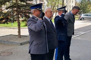 Uroczystość złożenia wiązanki kwiatów pod tablicą patrona łódzkiego garnizonu policji.