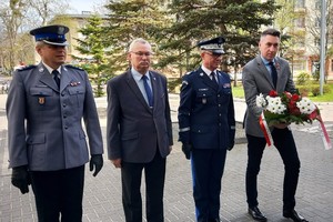 Uroczystość złożenia wiązanki kwiatów pod tablicą patrona łódzkiego garnizonu policji.