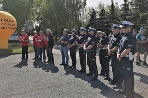 Finał turnieju Bezpieczeństwo w Ruchu Drogowym policjanci ruchu drogowego i ratownicy medyczni stoją na placu manewrowym.