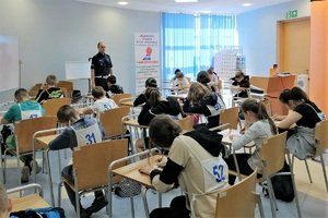 finał turnieju BRD, policjanci prowadzą egzamin teoretyczny