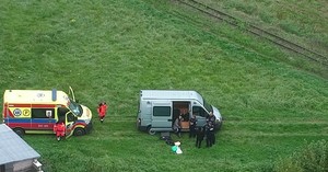 Widok z drona na pole, widać dwa pojazdy.
