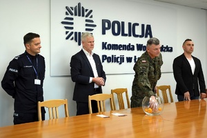 Budynek Komendy Wojewódzkiej Policji w Łodzi, komisja losuje drużyny do poszczególnych grup.