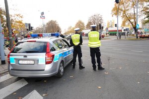 policjanci zabezpieczają akcję ZNICZ