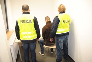 policjanci z zatrzymanym