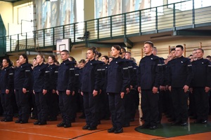 Sala gimnastyczna oddziału prewencji policji w łodzi, uroczystość ślubowania nowo przyjętych policjantów.