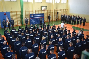Sala gimnastyczna oddziału prewencji policji w łodzi, uroczystość ślubowania nowo przyjętych policjantów.