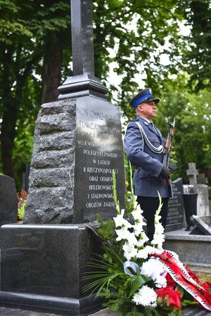 Cmentarz pomnik poległych policjantów.