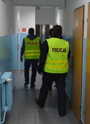 policjanci z zatrzymanym