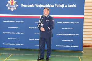 sala gimnastyczna OPP w Łodzi, uroczystość ślubowania policjantów, przemówienie komendanta