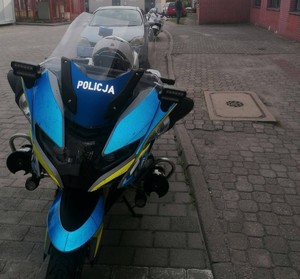 Policyjny oznakowany motocykl.