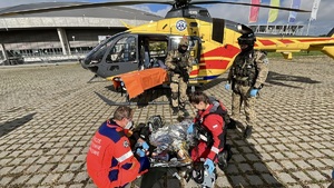 Ratownicy udzielają pomocy rannemu