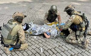 Policjanci pomagają rannemu