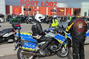 policjant na motocyklu w tle motocykliści