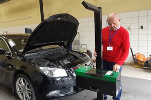 stacja diagnostyczna, diagności sprawdzają i regulują światła pojazdów