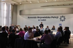 Policjanci podczas szkolenia siedzący na auli - przemawia zastępca Komendanta Wojewódzkiego Policji w Łodzi.