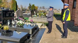 Delegacja z pabianickiej komendy na cmentarzu.