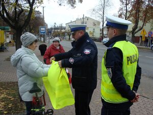 policjanci wręczają odblaski
