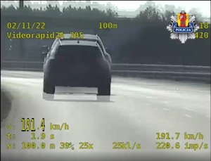 Zdjęcie jest Stopklatką z filmu na którym widać przekroczenie prędkości przez jeden z opisywanych pojazdów.