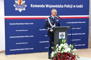 aula kwp w Łodzi, obchody święta służby cywilnej, komendant przemawia