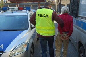 policjant z zatrzymanym