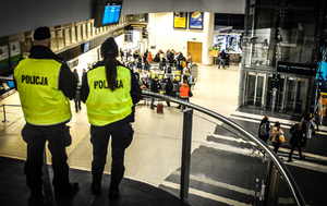 Policjanci na hali lotniska