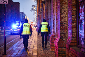 patrol pieszy umundurowanych policjantów nocą