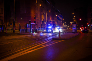 Radiowóz jadący ulicą