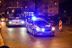 Policjanci eskortujący autokar