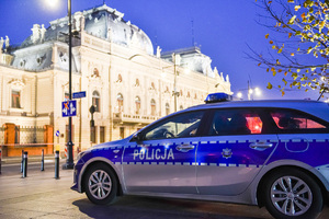 radiowóz policyjny przed Pałacem Poznańskich