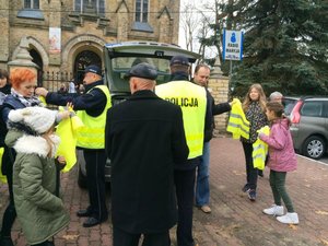 Piotrkowscy policjanci rozdają przed kościołem odblaski