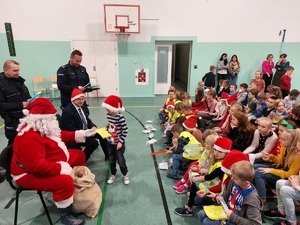 Mikołaj i policjanci z dziećmi.