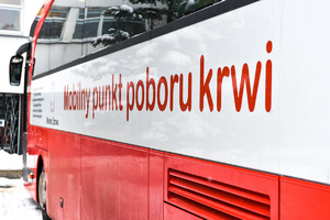 Bok biało czerwonego autobusu z napisem punkt poboru krwi