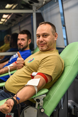 Dwóch mężczyzn oddaje krew.