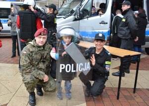 Policjanci na Pikniku Niepodległościowym