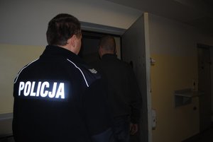 policjant z zatrzymanym