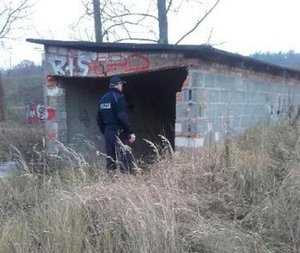 dzielnicowy kontroluje pustostan