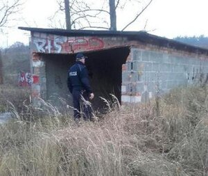 dzielnicowy kontroluje pustostan