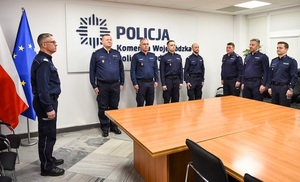 Komendanci wojewódzcy wraz z awansowanymi policjantami.