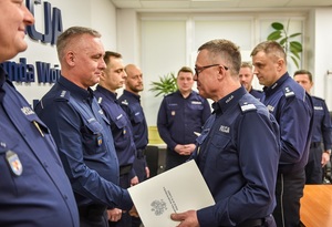 Komendanci wojewódzcy wraz z awansowanymi policjantami.