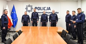 sala odpraw po lewej stronie stoi Komendant Wojewódzki Policji w Lodzi na wprost stoją policjanci po prawej stronie kadra kierownicza KWP w Łodzi