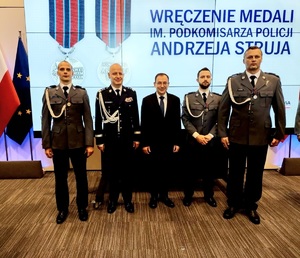 Policjanci odznaczeni medalem imienia podkomisarza policji Andrzeja Struja.