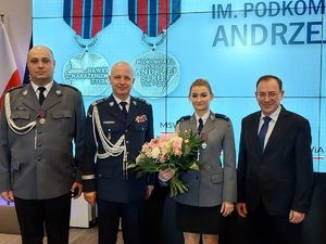 Policjantka i policjant odznaczeni medalem imienia podkomisarza policji Andrzeja Struja.